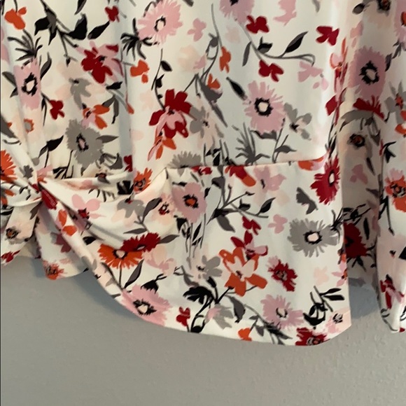 NWT! Jones New York floral, twisted front blouse - Picture 8 of 12